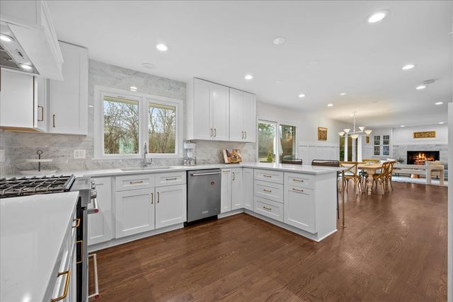 520 Standish Drive, Deerfield, IL 60015