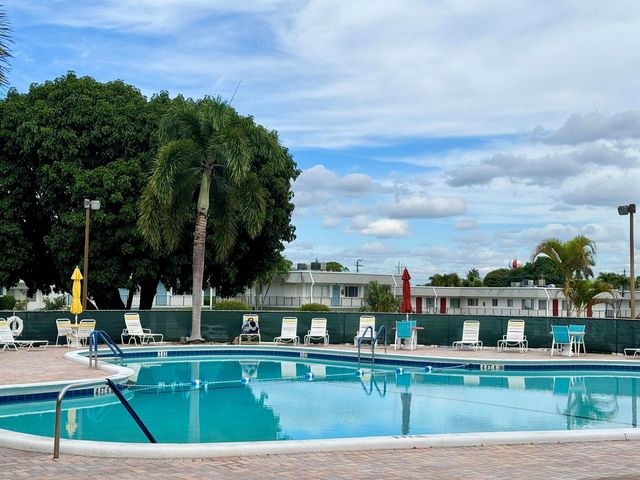 2880 Lake Osborne Drive 205, Lake Worth Beach, FL 33461