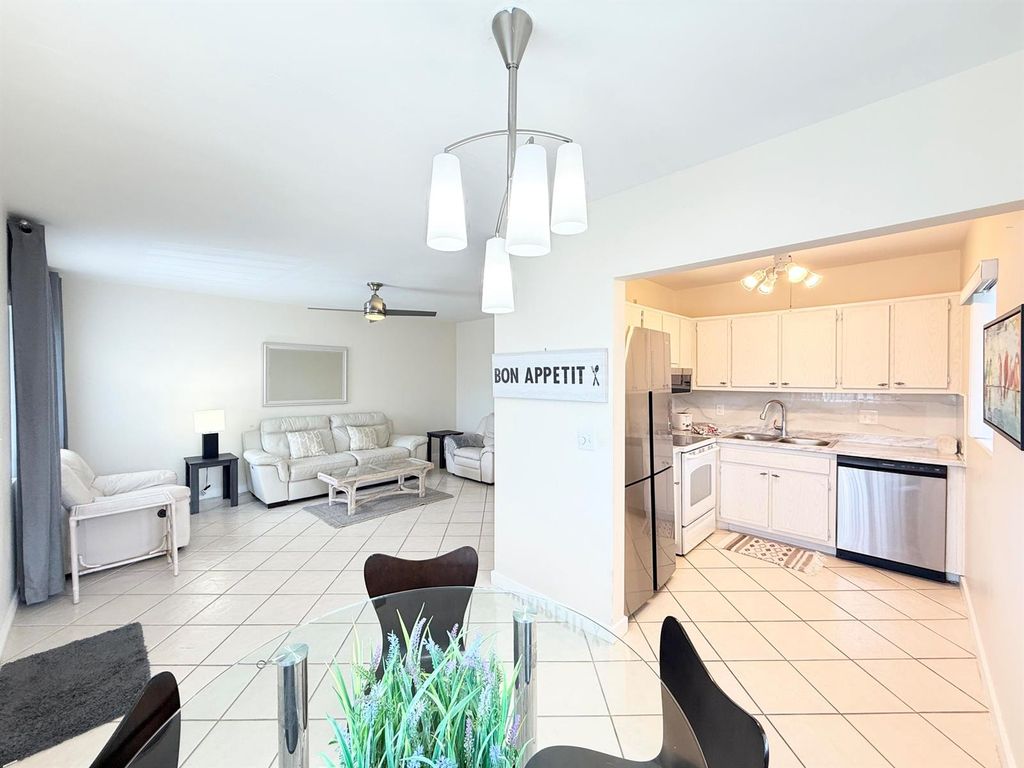 2880 Lake Osborne Drive 205, Lake Worth Beach, FL 33461