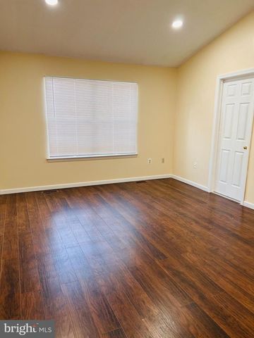 8 CORAL CT, Franklin Park, NJ 08823