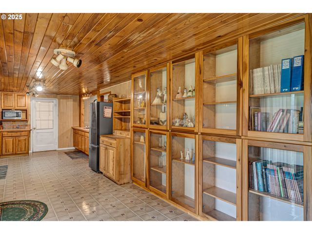 32253 DEBERRY Rd, Creswell, OR 97426