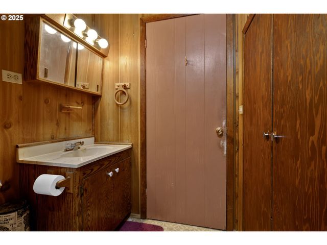 32253 DEBERRY Rd, Creswell, OR 97426