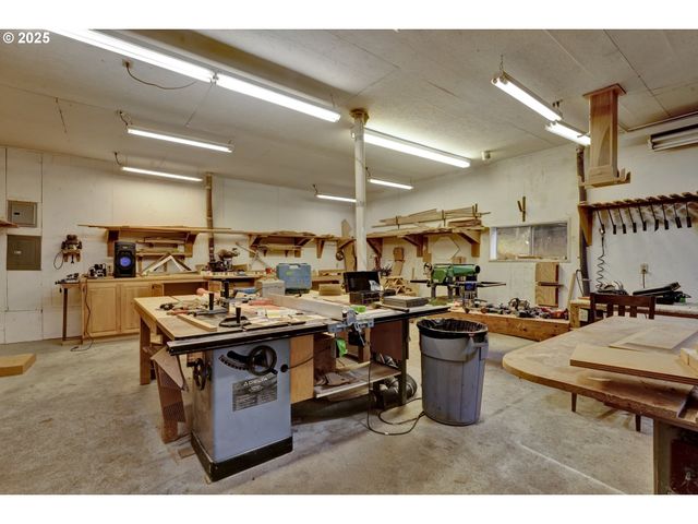 32253 DEBERRY Rd, Creswell, OR 97426