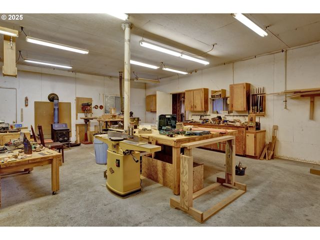 32253 DEBERRY Rd, Creswell, OR 97426