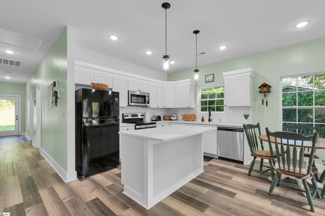 128 Broad Street, Wellford, SC 29385
