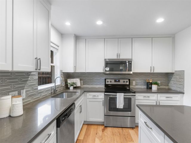 1003 Porpoise ST, Lakeway, TX 78734