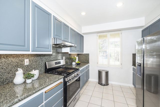 939 Oakes Street, East Palo Alto, CA 94303