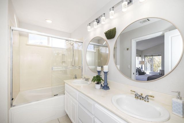 939 Oakes Street, East Palo Alto, CA 94303