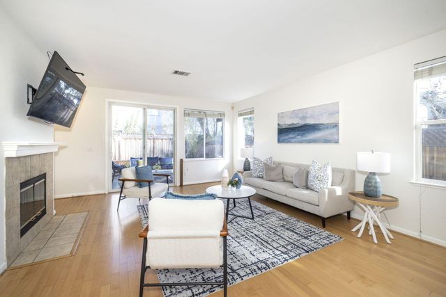 939 Oakes Street, East Palo Alto, CA 94303