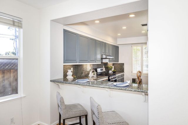 939 Oakes Street, East Palo Alto, CA 94303