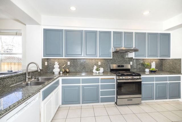 939 Oakes Street, East Palo Alto, CA 94303