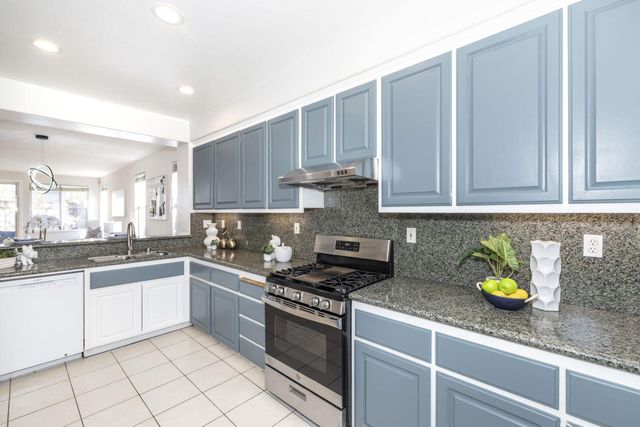 939 Oakes Street, East Palo Alto, CA 94303