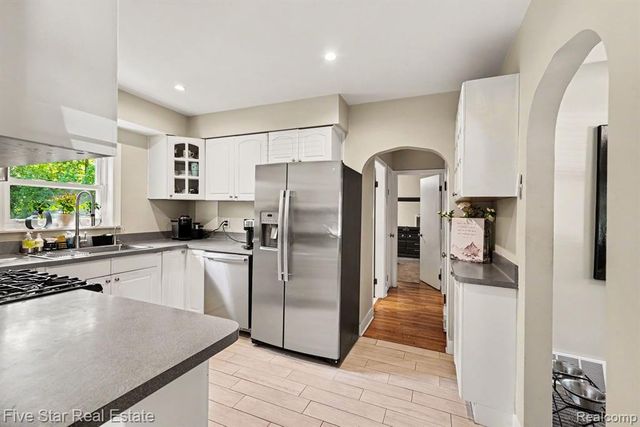 6700 Pontiac Trail Road, West Bloomfield, MI 48323