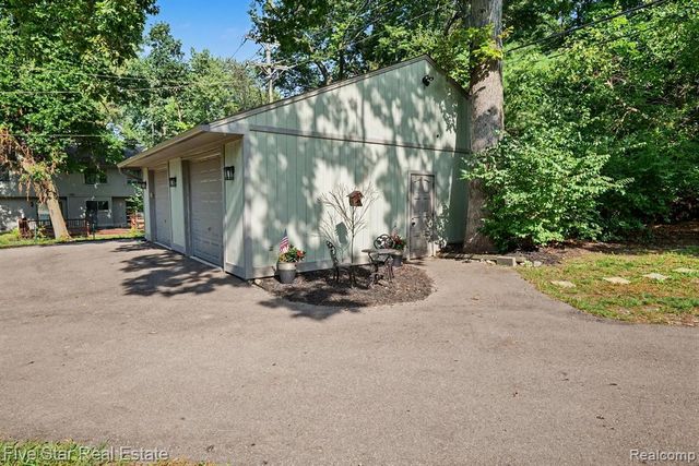 6700 Pontiac Trail Road, West Bloomfield, MI 48323