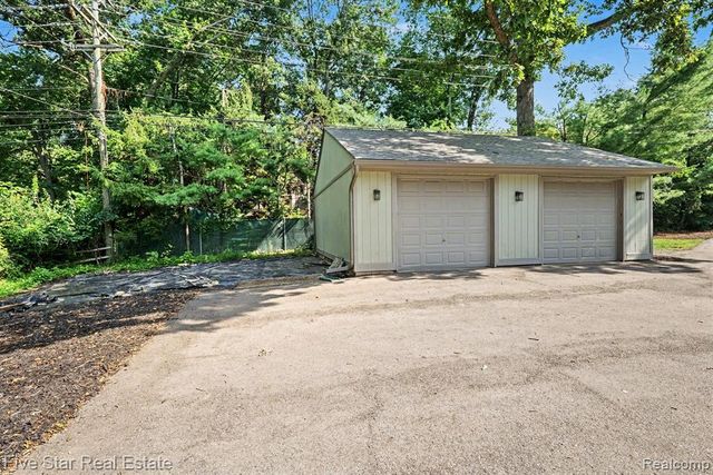 6700 Pontiac Trail Road, West Bloomfield, MI 48323