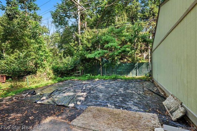 6700 Pontiac Trail Road, West Bloomfield, MI 48323