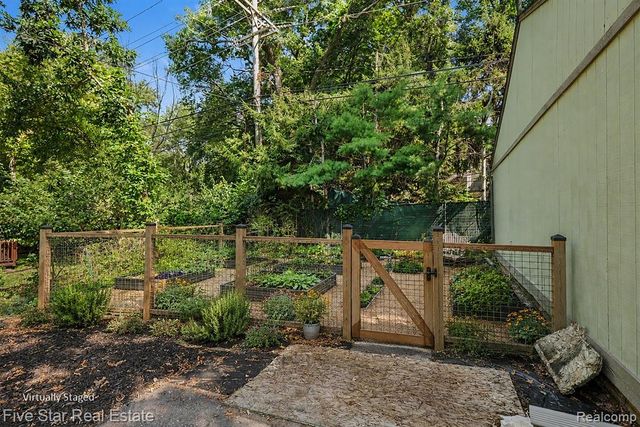 6700 Pontiac Trail Road, West Bloomfield, MI 48323
