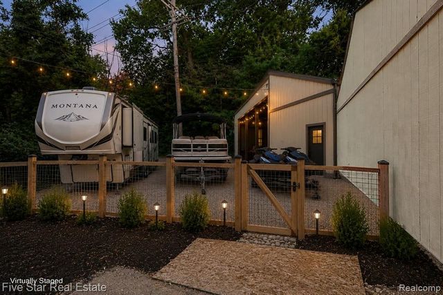 6700 Pontiac Trail Road, West Bloomfield, MI 48323