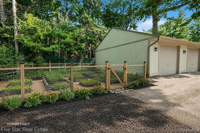 6700 Pontiac Trail Road, West Bloomfield, MI 48323