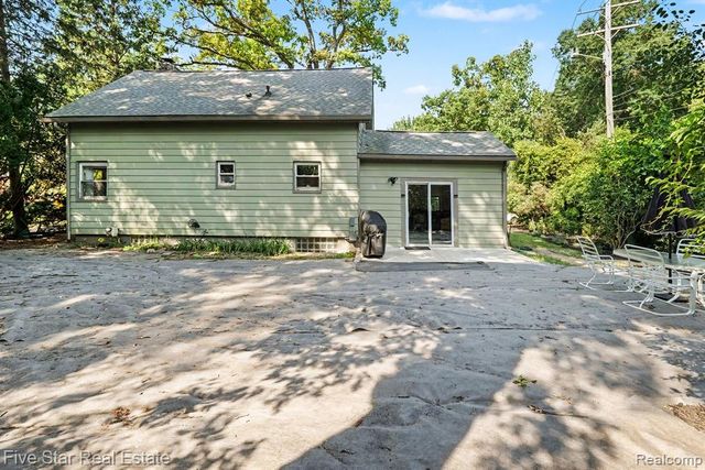 6700 Pontiac Trail Road, West Bloomfield, MI 48323