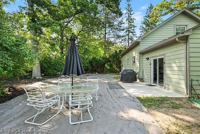 6700 Pontiac Trail Road, West Bloomfield, MI 48323