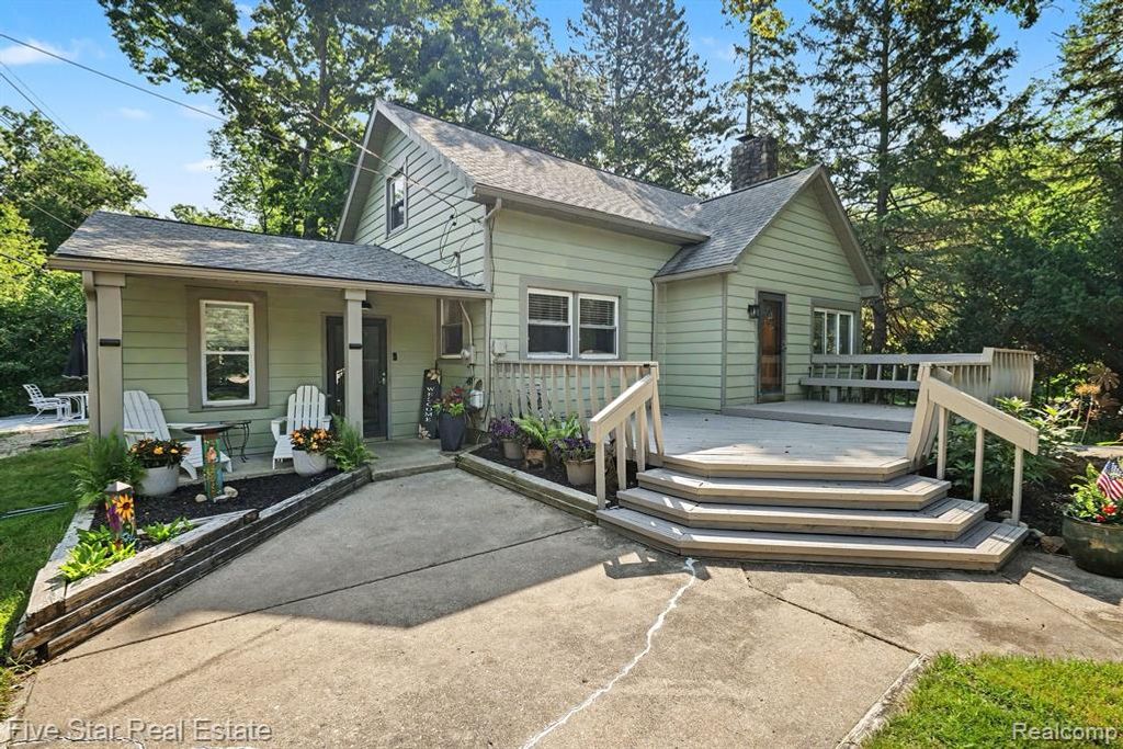6700 Pontiac Trail Road, West Bloomfield, MI 48323