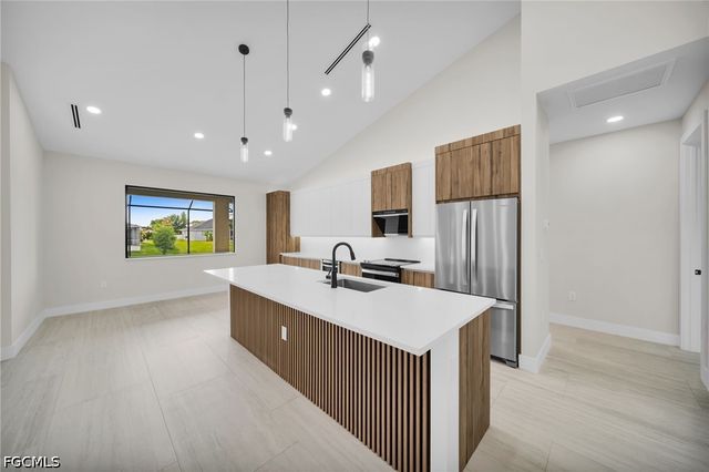 38 NE 8th PL, Cape Coral, FL 33909