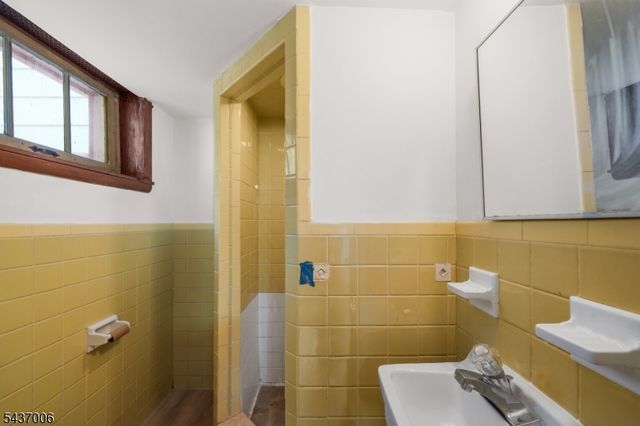 384 Delawanna Ave, Clifton City, NJ 07014