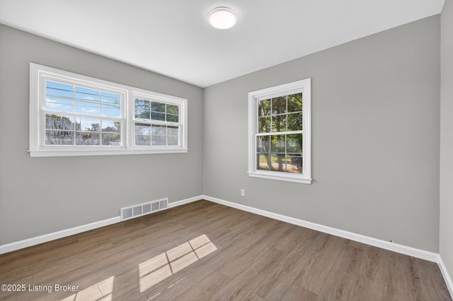 1959 Bashford Manor Ln, Louisville, KY 40218