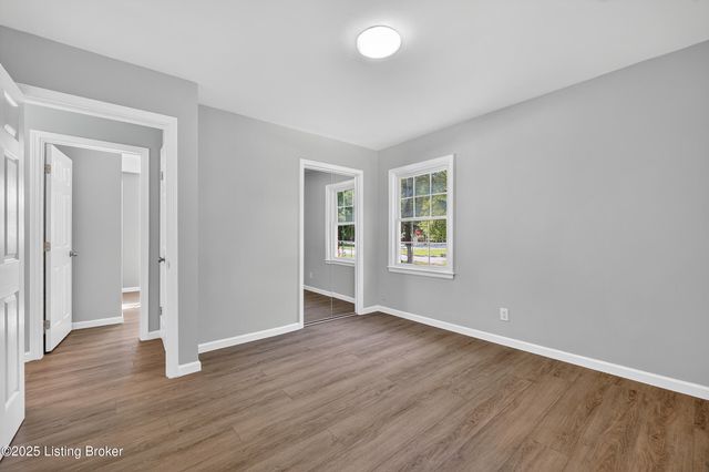 1959 Bashford Manor Ln, Louisville, KY 40218