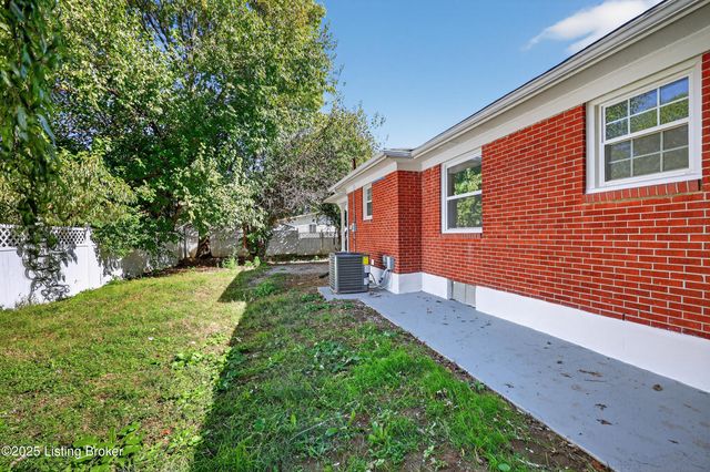 1959 Bashford Manor Ln, Louisville, KY 40218