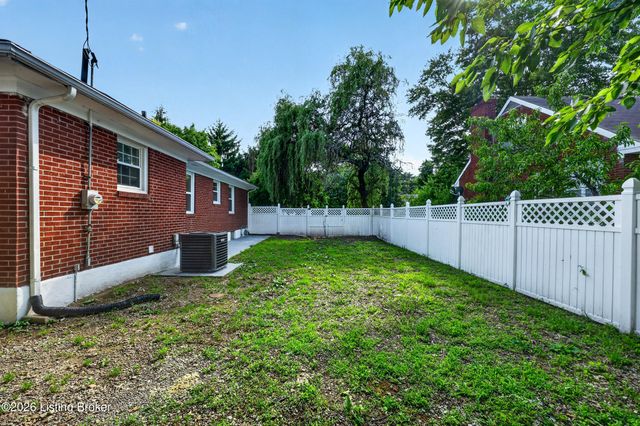 1959 Bashford Manor Ln, Louisville, KY 40218