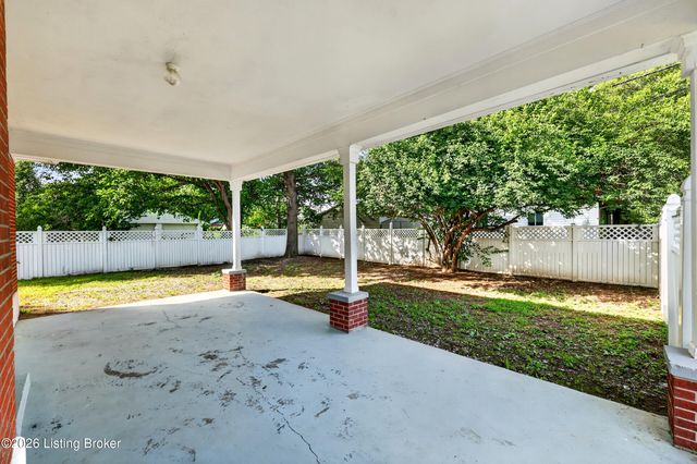 1959 Bashford Manor Ln, Louisville, KY 40218