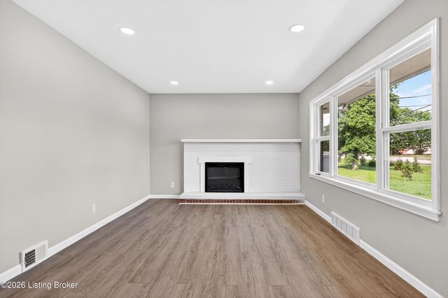 1959 Bashford Manor Ln, Louisville, KY 40218