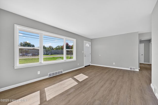 1959 Bashford Manor Ln, Louisville, KY 40218