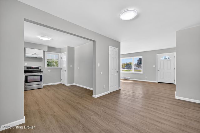 1959 Bashford Manor Ln, Louisville, KY 40218