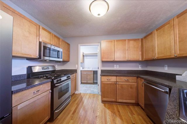 1040 Spirea, Howell, MI 48843