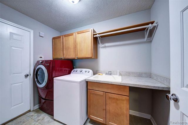 1040 Spirea, Howell, MI 48843