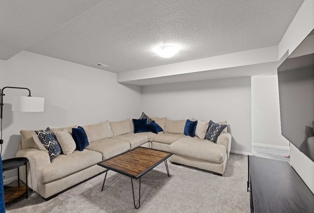 16660 Mill Pond Drive, Urbandale, IA 50323