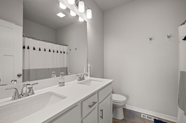 16660 Mill Pond Drive, Urbandale, IA 50323