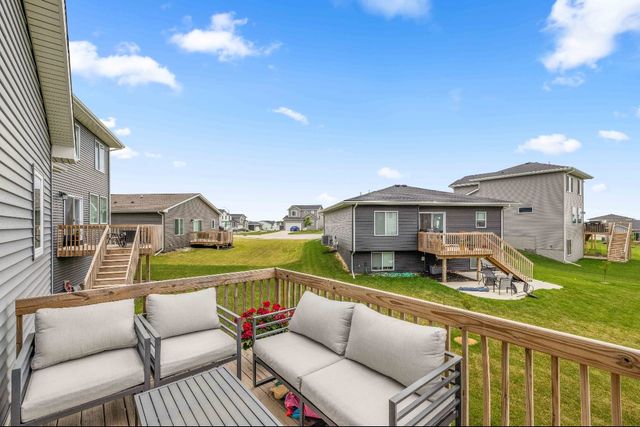 16660 Mill Pond Drive, Urbandale, IA 50323