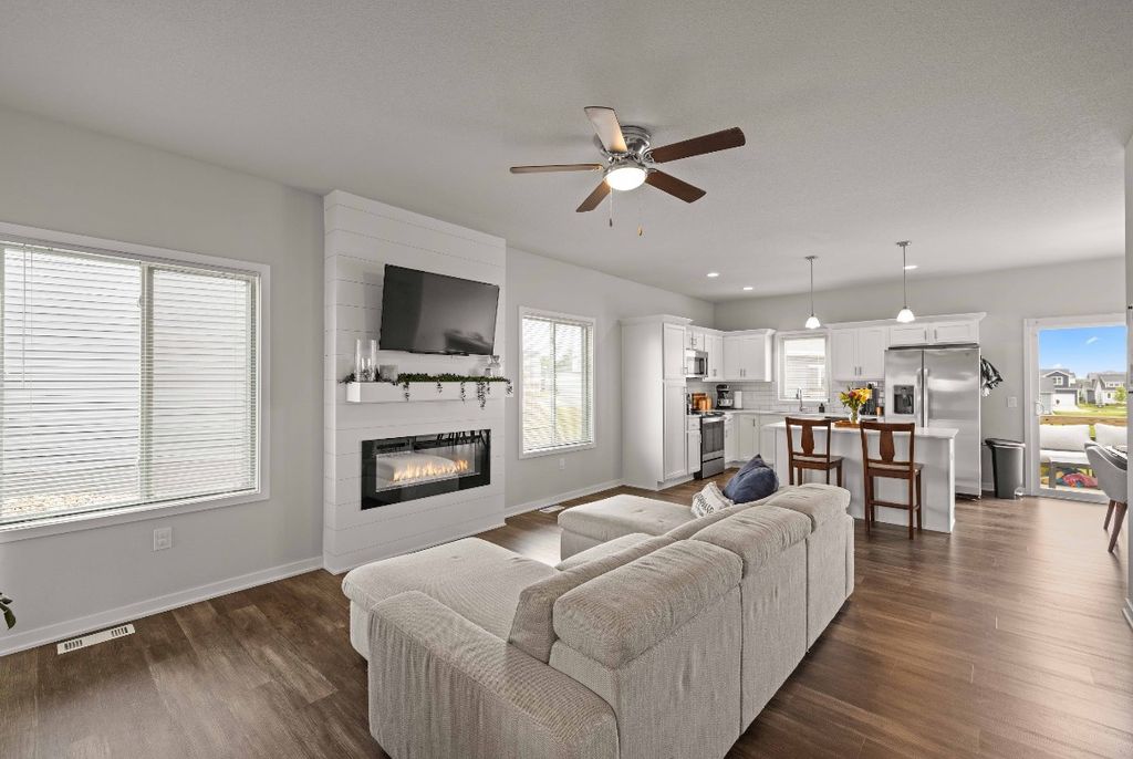 16660 Mill Pond Drive, Urbandale, IA 50323