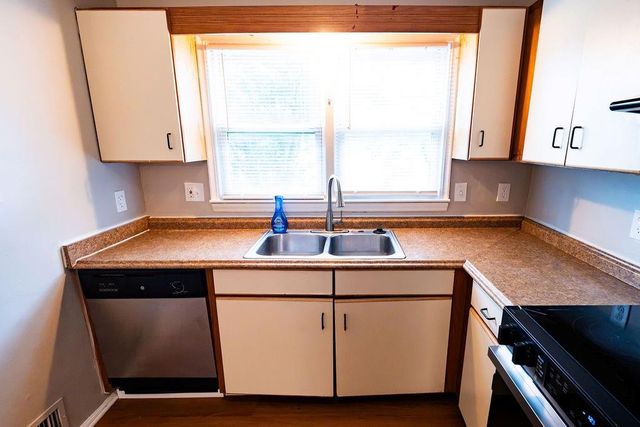 10010 BELLAIRE Avenue, Kansas City, MO 64134