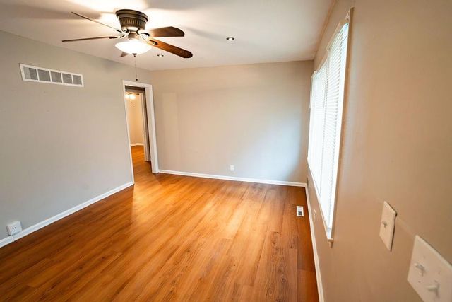 10010 BELLAIRE Avenue, Kansas City, MO 64134