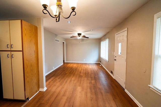 10010 BELLAIRE Avenue, Kansas City, MO 64134