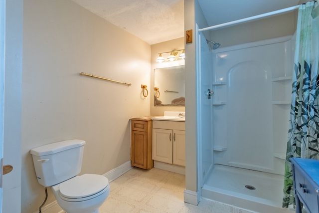 16 Yale St, Westfield, MA 01085