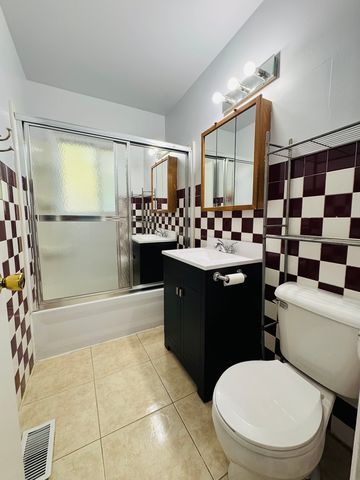 670 Lakeview Lane, Hoffman Estates, IL 60169