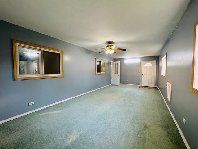 670 Lakeview Lane, Hoffman Estates, IL 60169