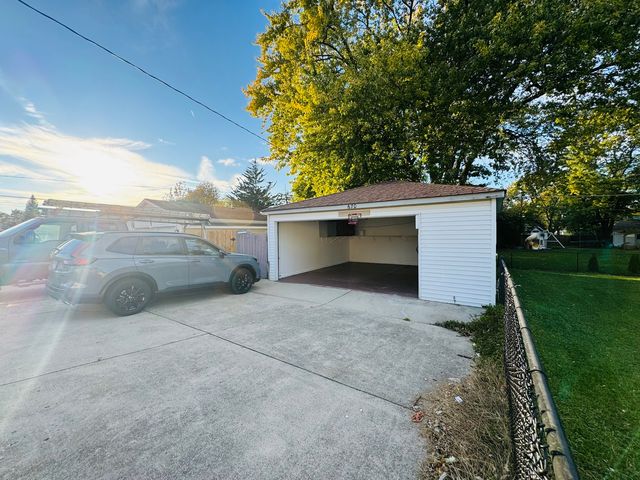 670 Lakeview Lane, Hoffman Estates, IL 60169