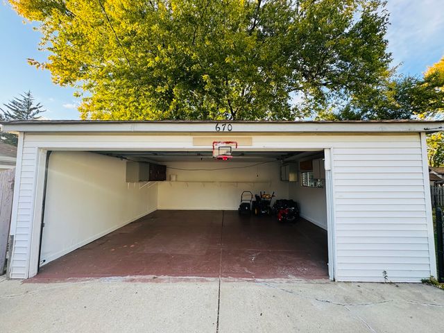 670 Lakeview Lane, Hoffman Estates, IL 60169